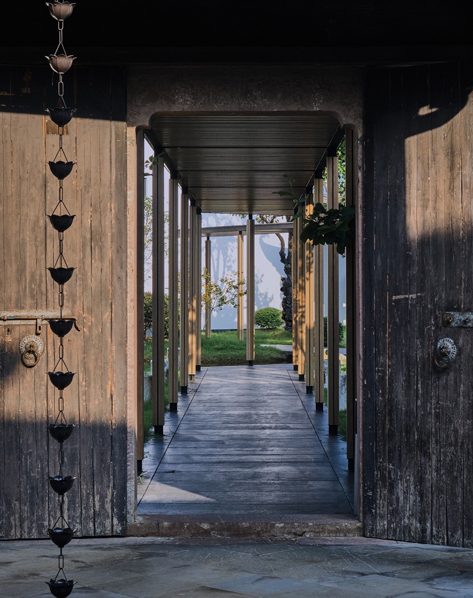 HUANGSHAN MISTYRAIN RESORT HOTEL by SEEKING IN THE DREAM RESTING BY THE WATER