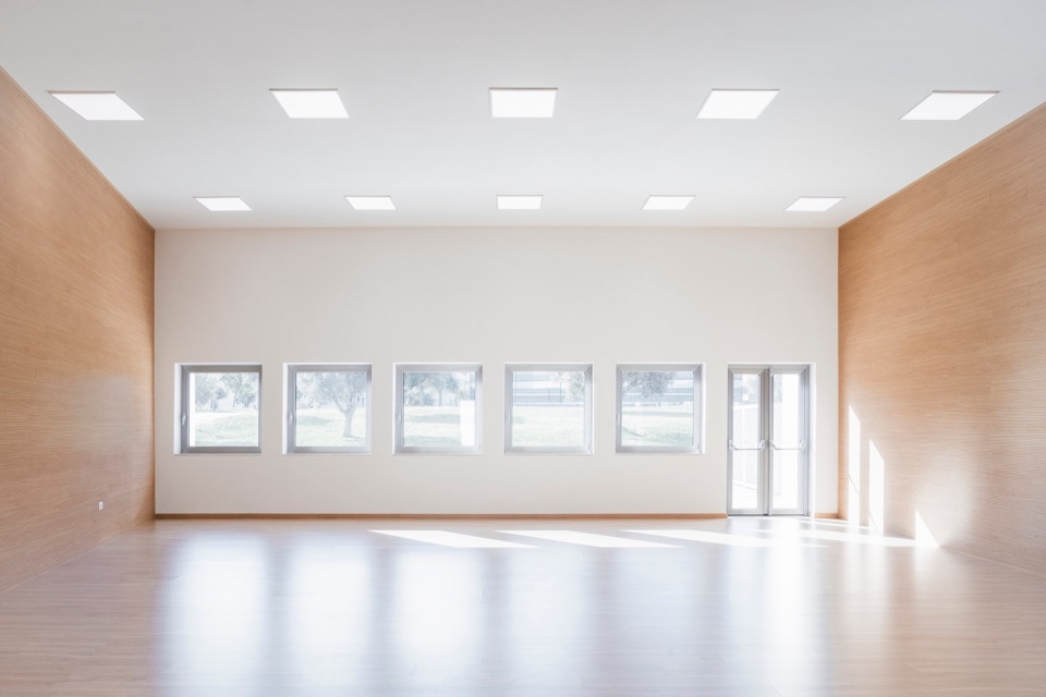 kindergarten multipurpose room by alessandro matta architettura