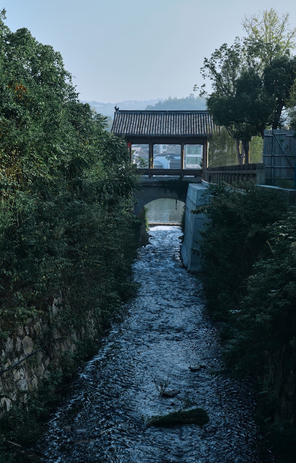 HUANGSHAN MISTYRAIN RESORT HOTEL by SEEKING IN THE DREAM RESTING BY THE WATER