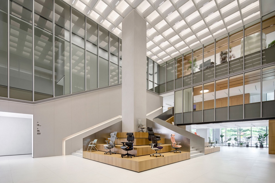 JE Furniture HQ by M Moser Associates