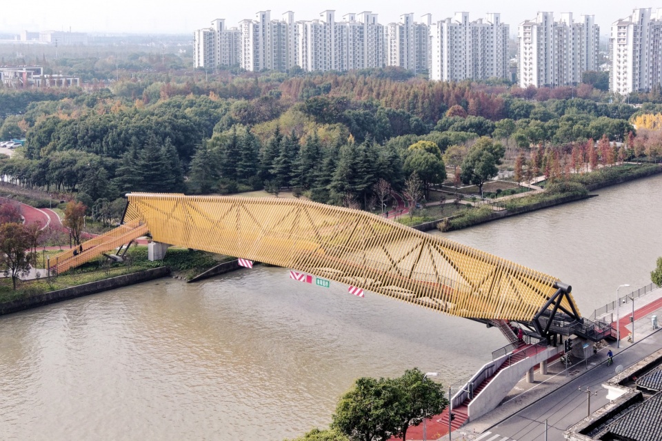 Tassel Bridge Pedestrian Bridge on the North Side of Nanqing Garden Qingpu by Atelier Z temp architects woc