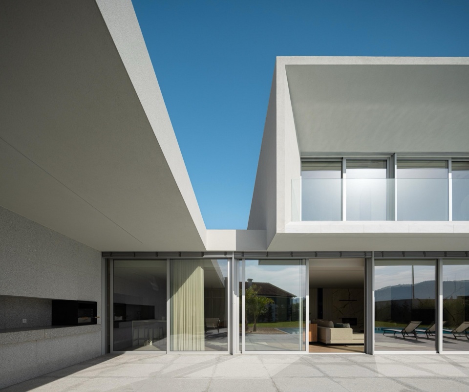 Minimalist White House by Arquitetura501