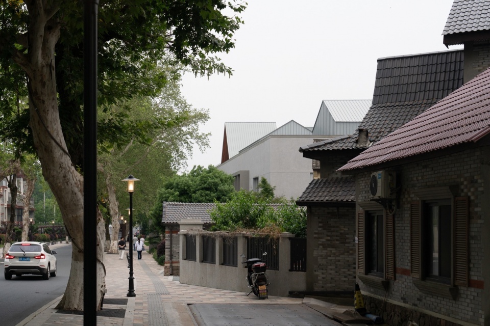 Mogan Yujie 7Hills Yard Hillstation Brand Center by ConCom Studio