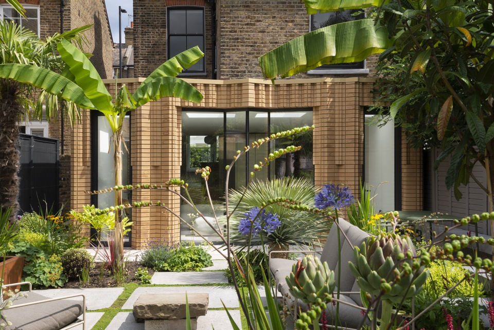 W house by Bureau de Change