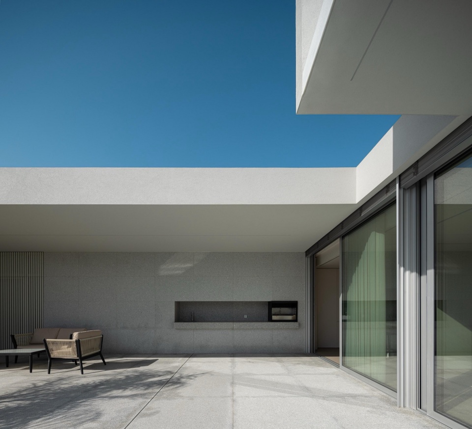 Minimalist White House by Arquitetura501