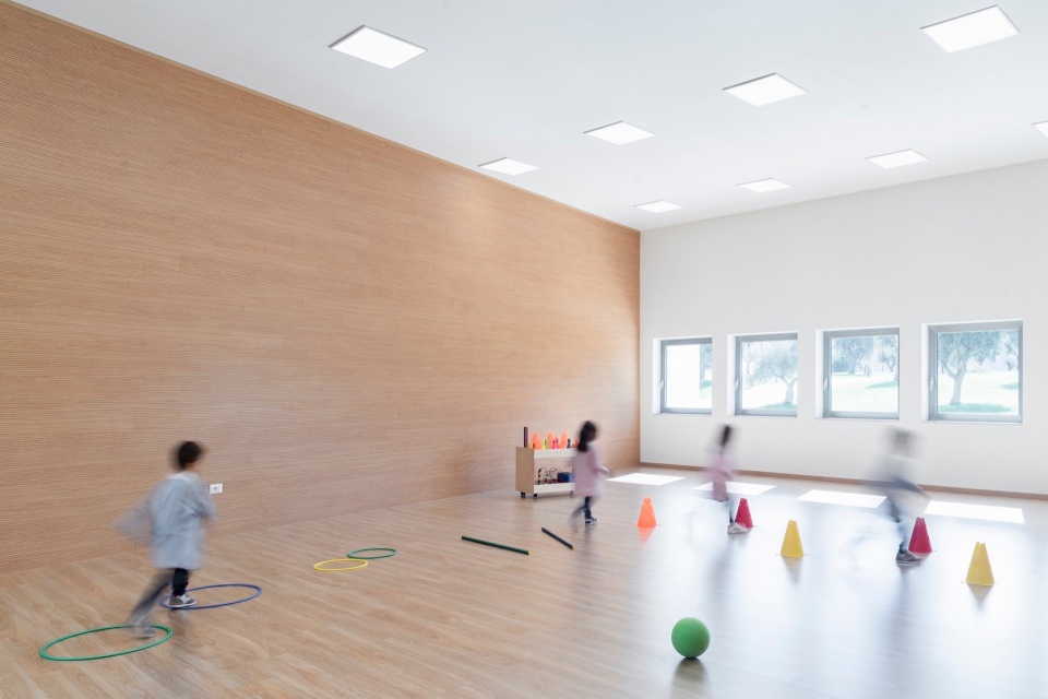 kindergarten multipurpose room by alessandro matta architettura