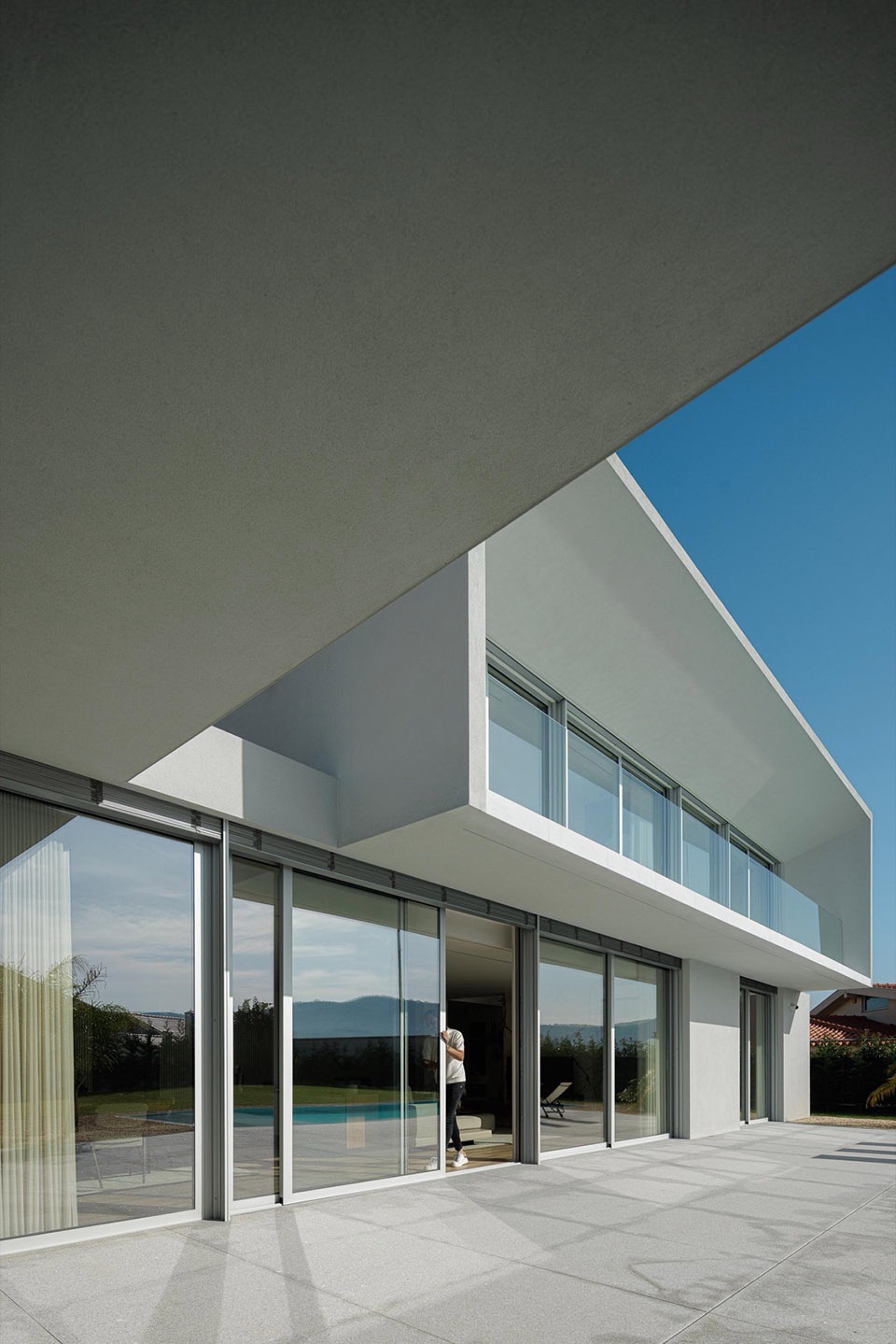 Minimalist White House by Arquitetura501