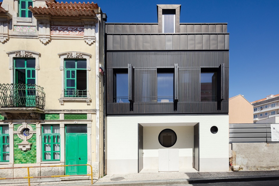 SA Townhouse by Atelier Tiago do Vale