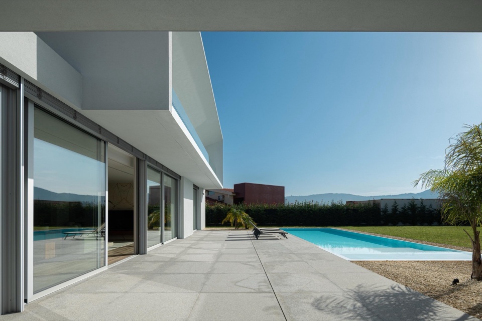 Minimalist White House by Arquitetura501