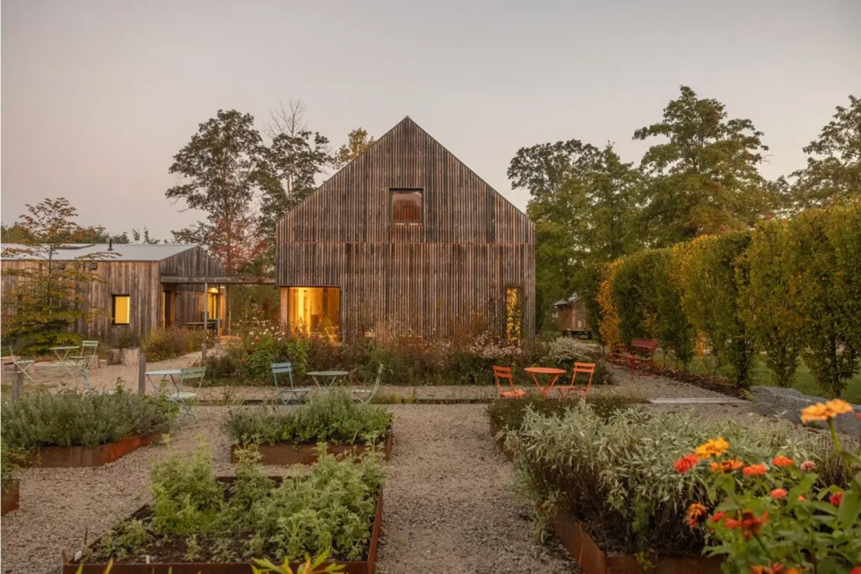 2025 asla residential design award of excellence and the wild comes right up to the door stimson