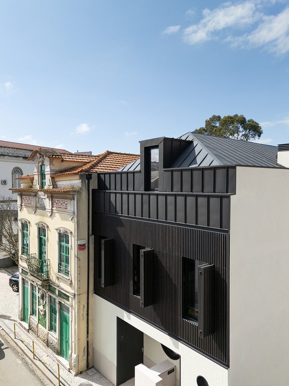 SA Townhouse by Atelier Tiago do Vale
