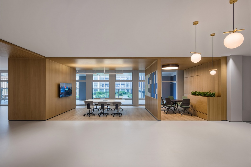 JE Furniture HQ by M Moser Associates