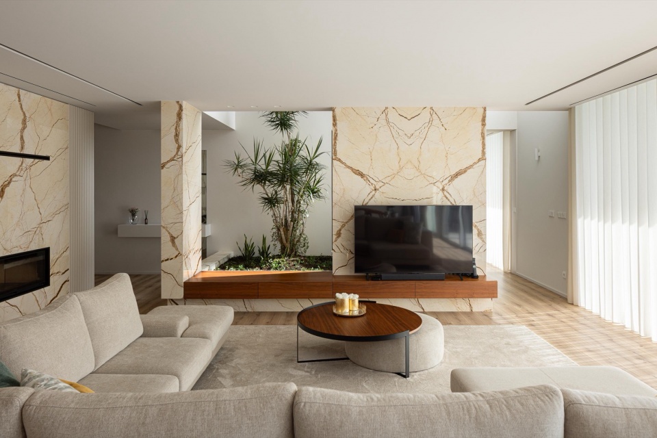 Minimalist White House by Arquitetura501