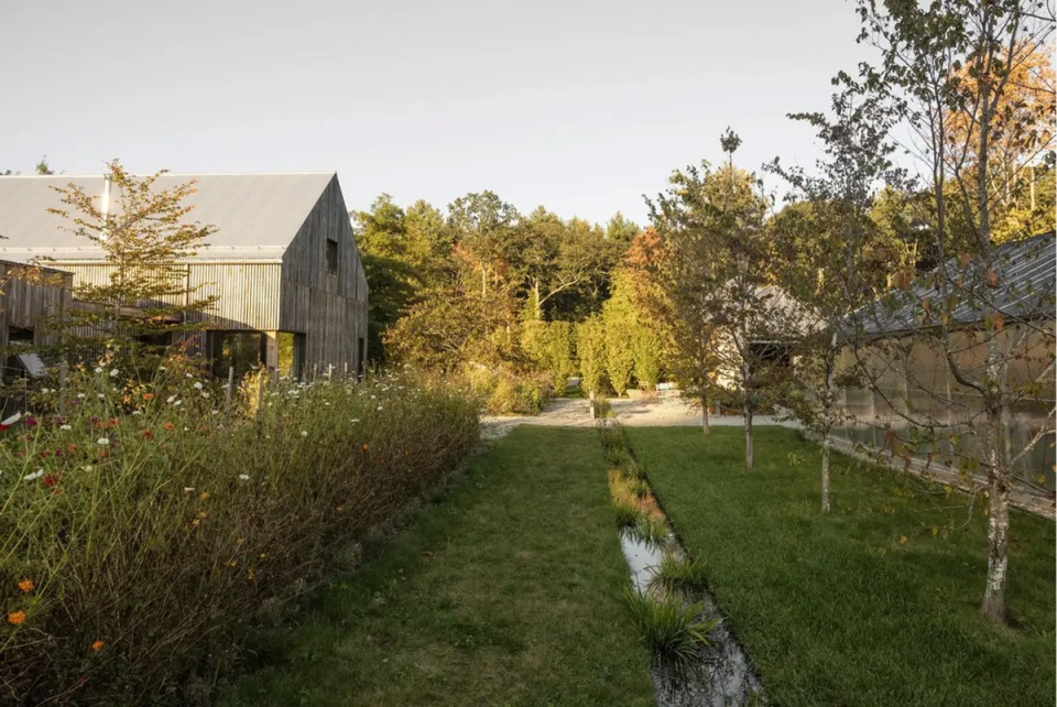 2025 asla residential design award of excellence and the wild comes right up to the door stimson