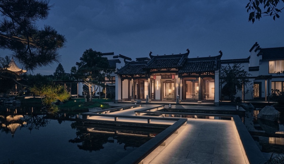 HUANGSHAN MISTYRAIN RESORT HOTEL by SEEKING IN THE DREAM RESTING BY THE WATER
