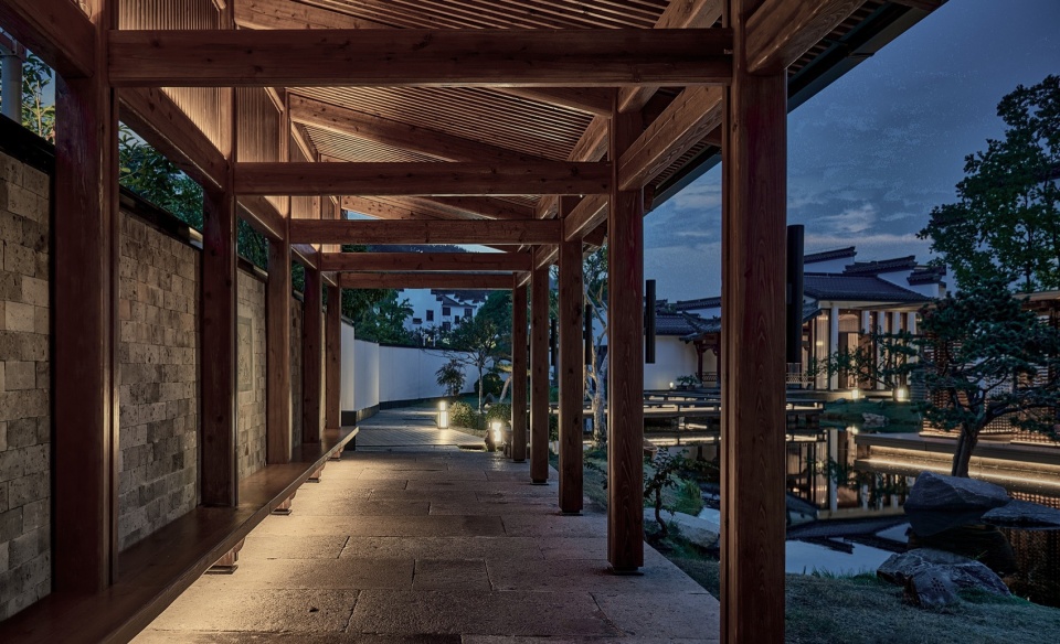 HUANGSHAN MISTYRAIN RESORT HOTEL by SEEKING IN THE DREAM RESTING BY THE WATER