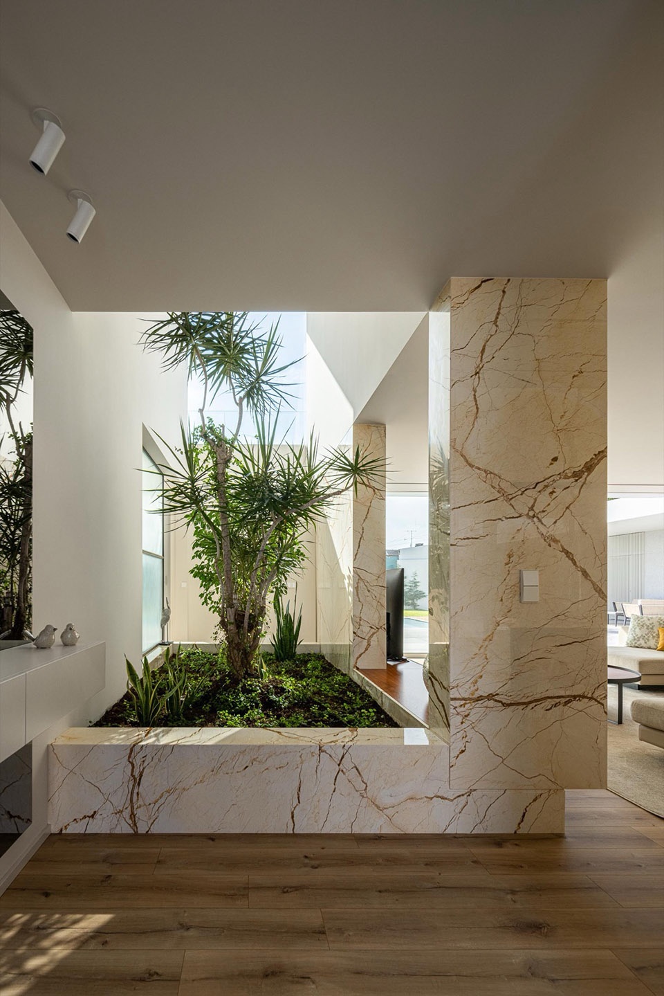 Minimalist White House by Arquitetura501
