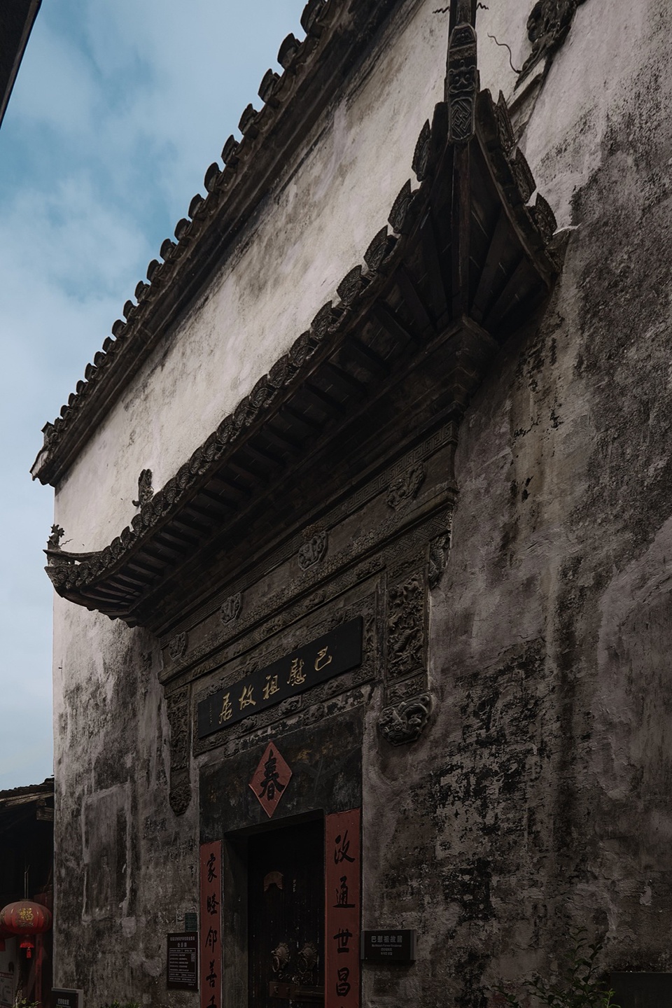 HUANGSHAN MISTYRAIN RESORT HOTEL by SEEKING IN THE DREAM RESTING BY THE WATER