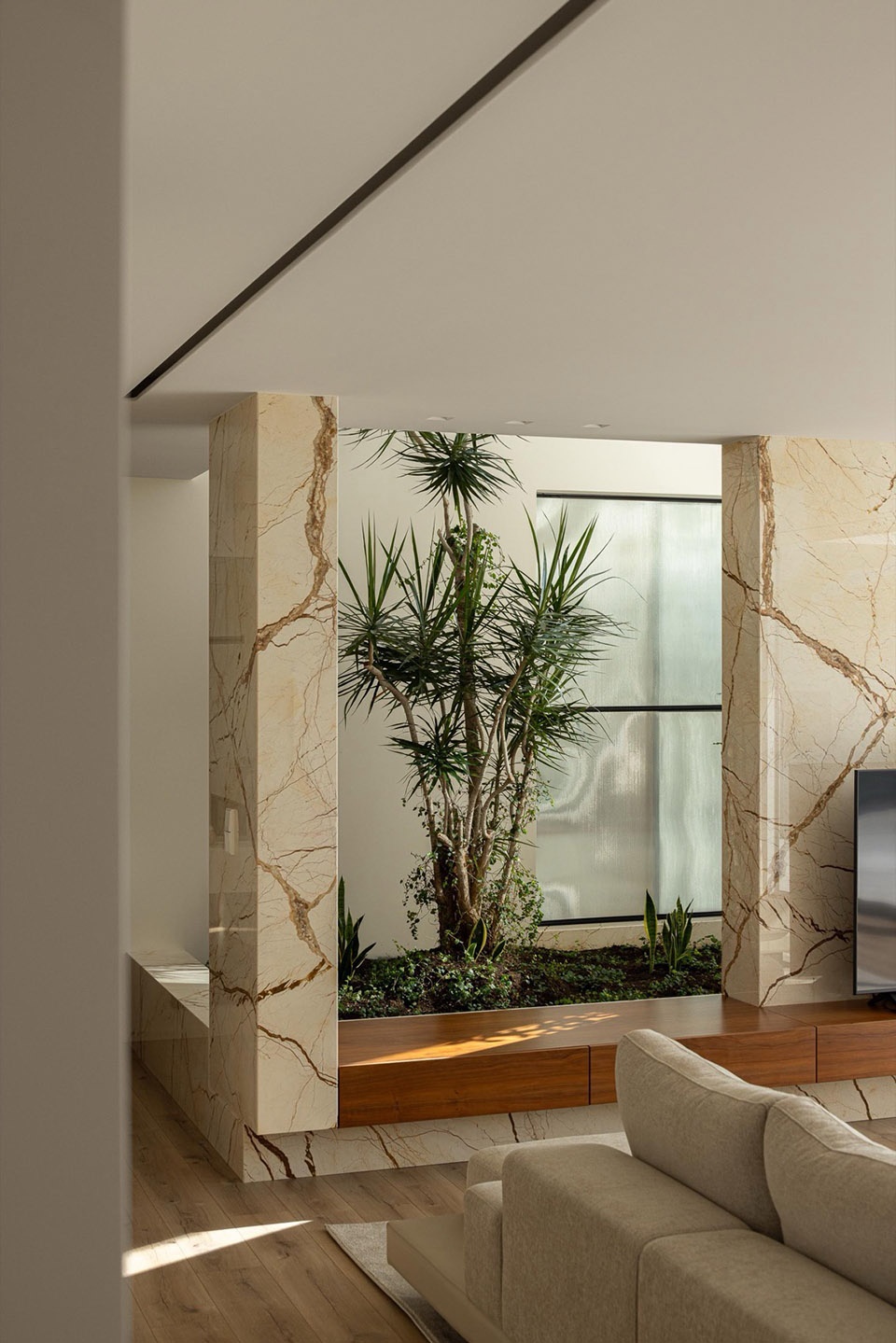 Minimalist White House by Arquitetura501