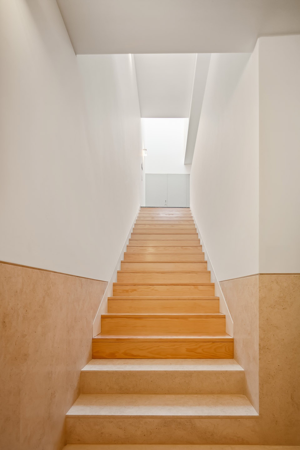 SA Townhouse by Atelier Tiago do Vale
