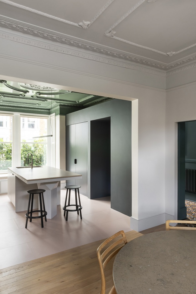 W house by Bureau de Change