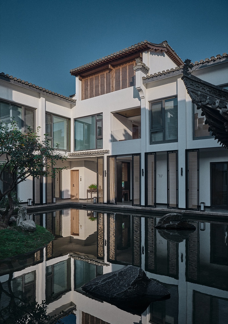 HUANGSHAN MISTYRAIN RESORT HOTEL by SEEKING IN THE DREAM RESTING BY THE WATER