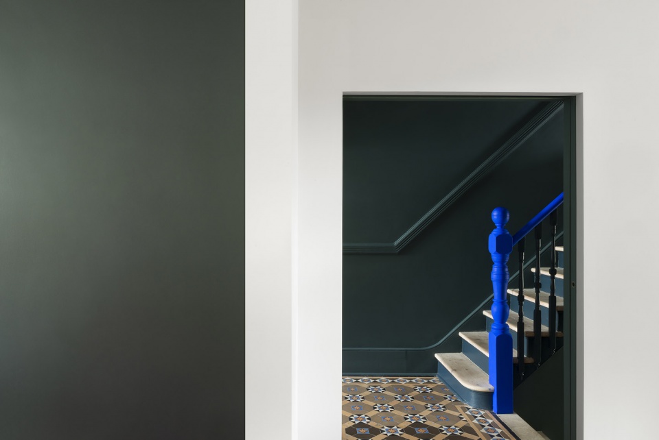 W house by Bureau de Change