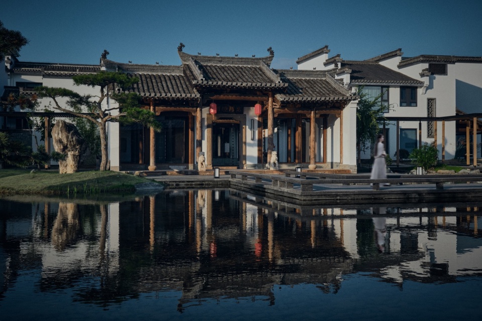 HUANGSHAN MISTYRAIN RESORT HOTEL by SEEKING IN THE DREAM RESTING BY THE WATER