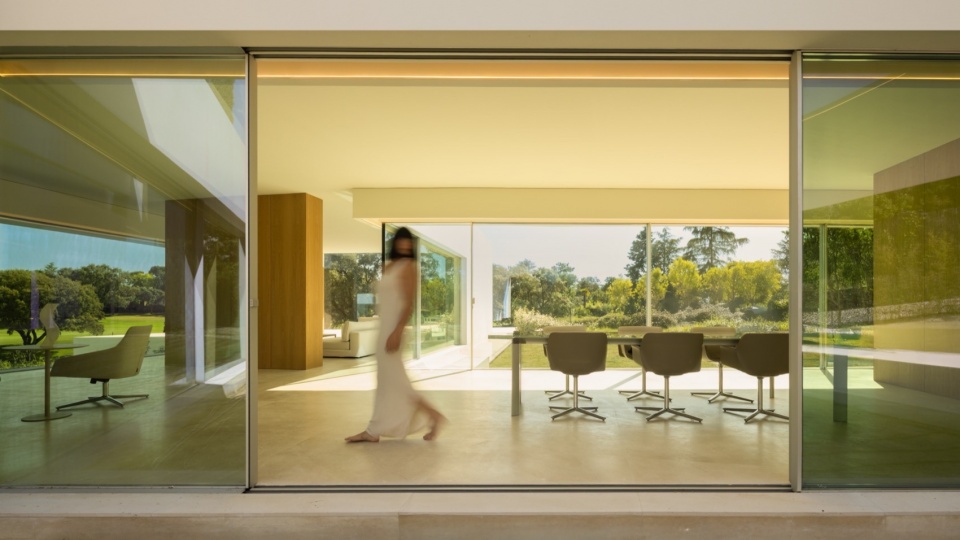 VILLA LAGO LA MORALEJA by FRAN SILVESTRE ARQUITECTOS