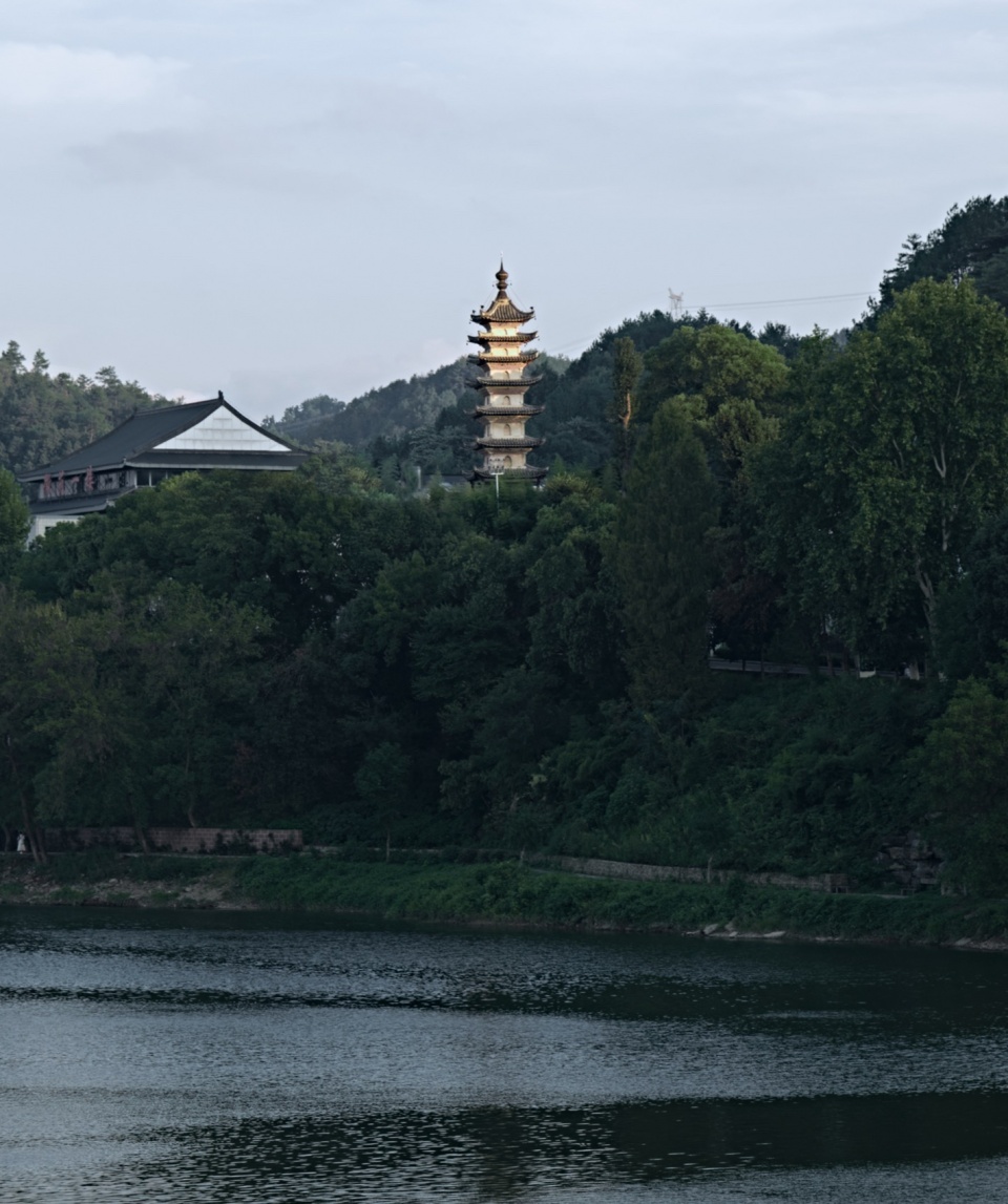 HUANGSHAN MISTYRAIN RESORT HOTEL by SEEKING IN THE DREAM RESTING BY THE WATER