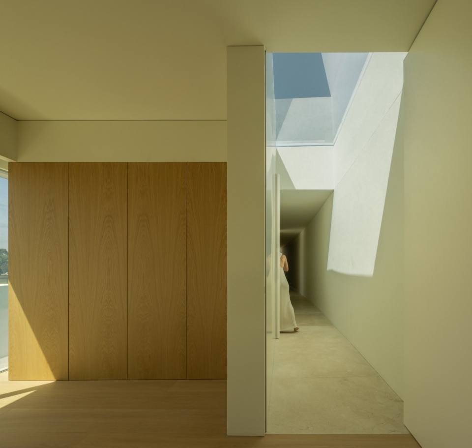VILLA LAGO LA MORALEJA by FRAN SILVESTRE ARQUITECTOS