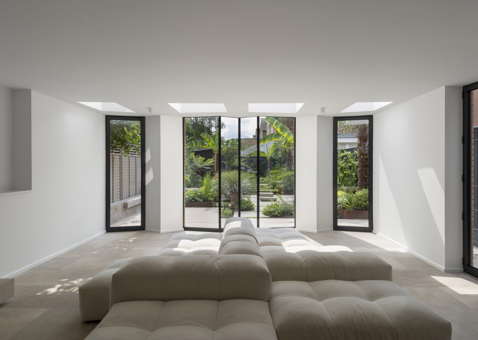 W house by Bureau de Change