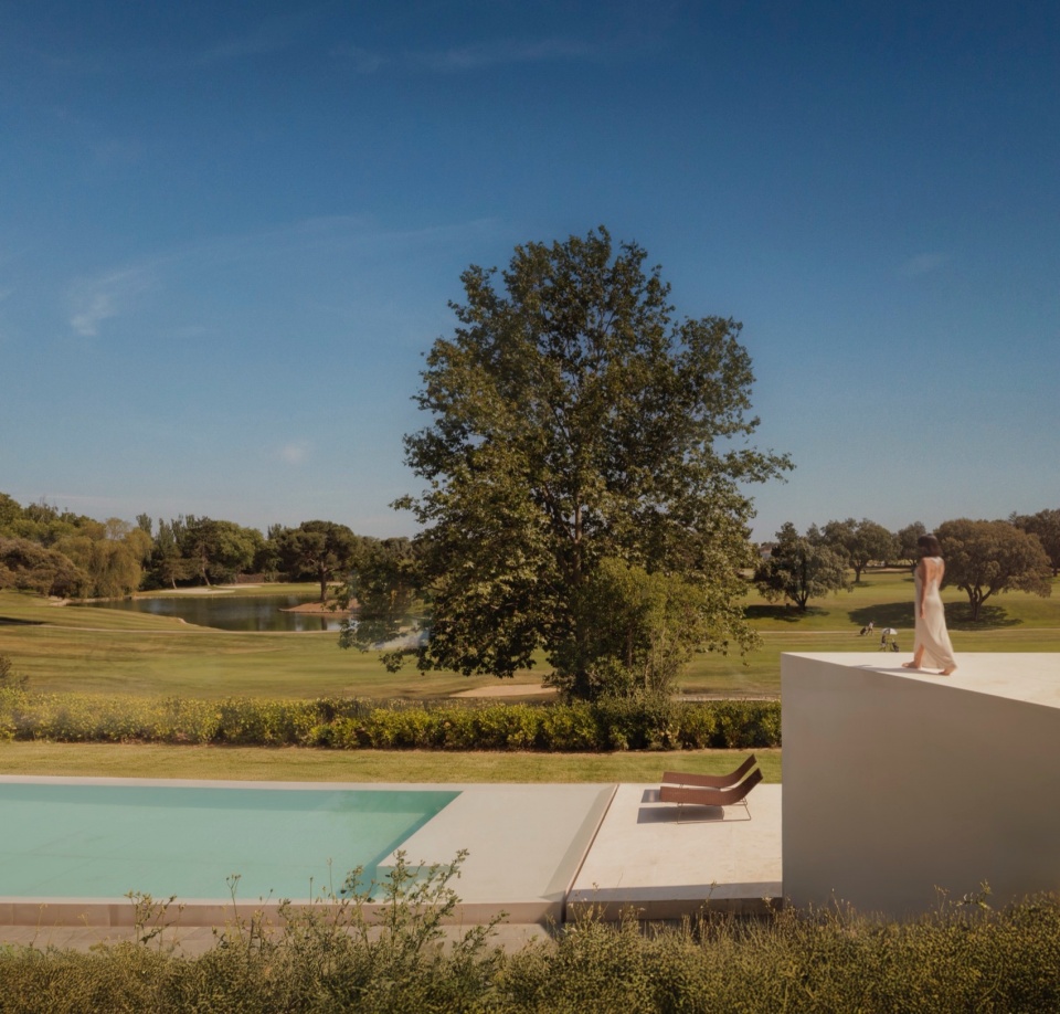 VILLA LAGO LA MORALEJA by FRAN SILVESTRE ARQUITECTOS