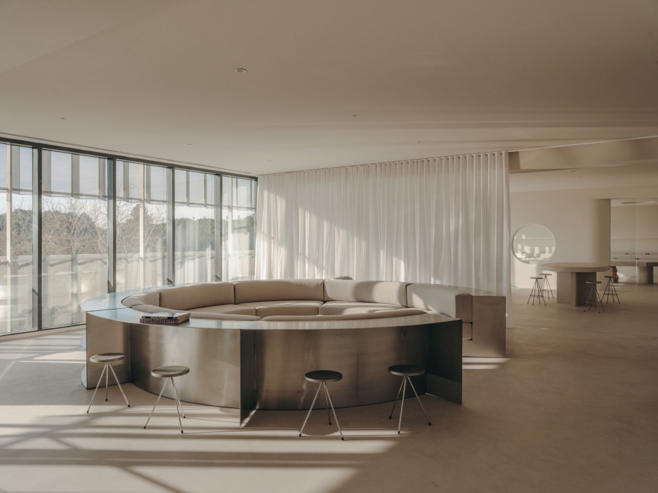 GIGI STUDIOS HQ by Isern Serra