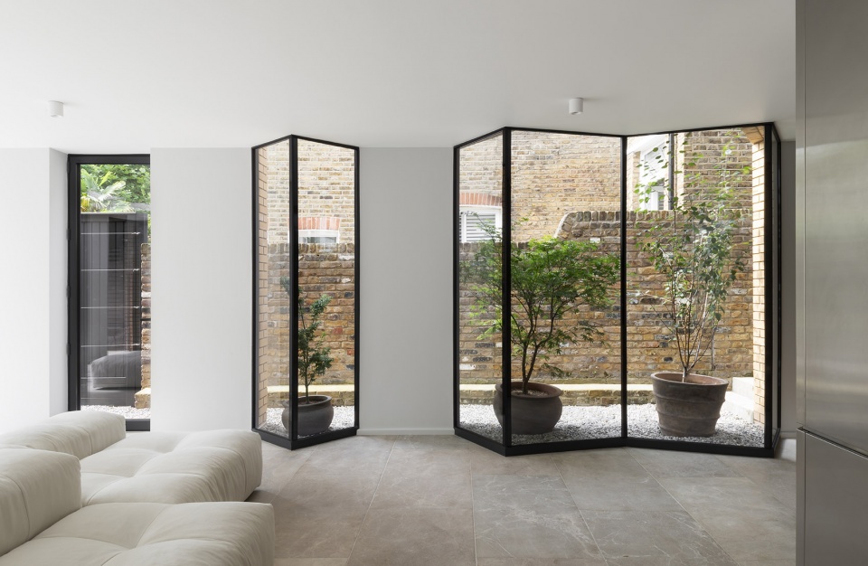 W house by Bureau de Change