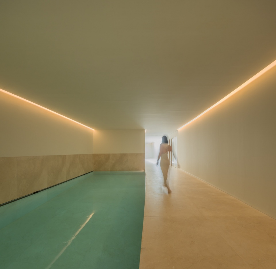 VILLA LAGO LA MORALEJA by FRAN SILVESTRE ARQUITECTOS