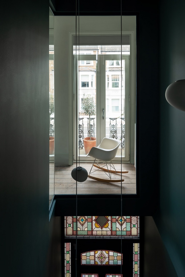 W house by Bureau de Change