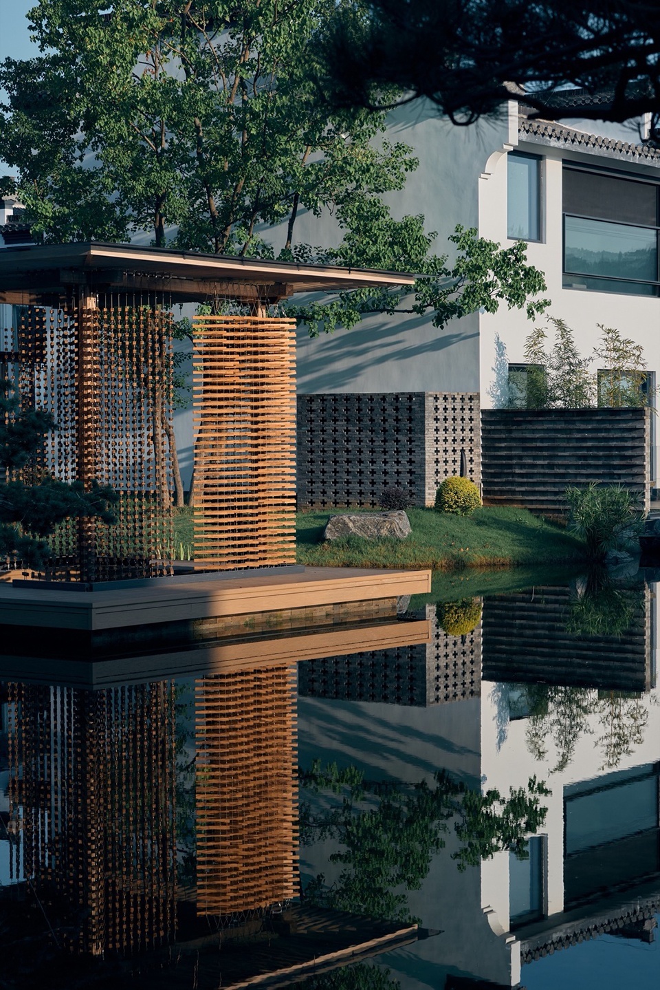 HUANGSHAN MISTYRAIN RESORT HOTEL by SEEKING IN THE DREAM RESTING BY THE WATER