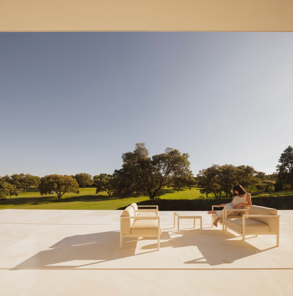 VILLA LAGO LA MORALEJA by FRAN SILVESTRE ARQUITECTOS