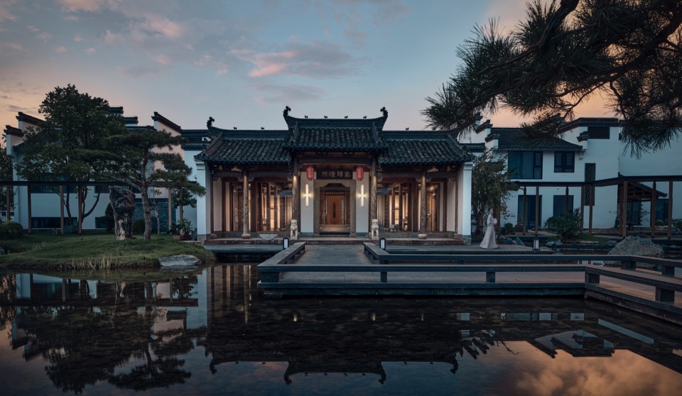 HUANGSHAN MISTYRAIN RESORT HOTEL by SEEKING IN THE DREAM RESTING BY THE WATER