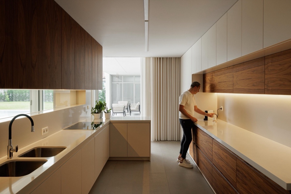 Minimalist White House by Arquitetura501
