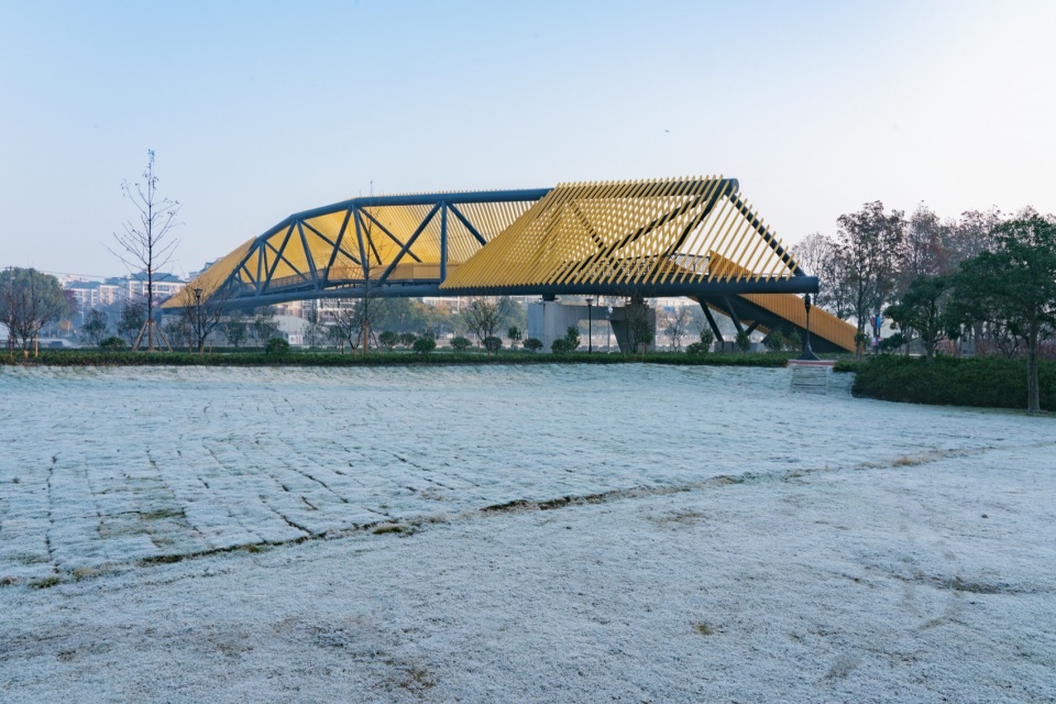 Tassel Bridge Pedestrian Bridge on the North Side of Nanqing Garden Qingpu by Atelier Z temp architects