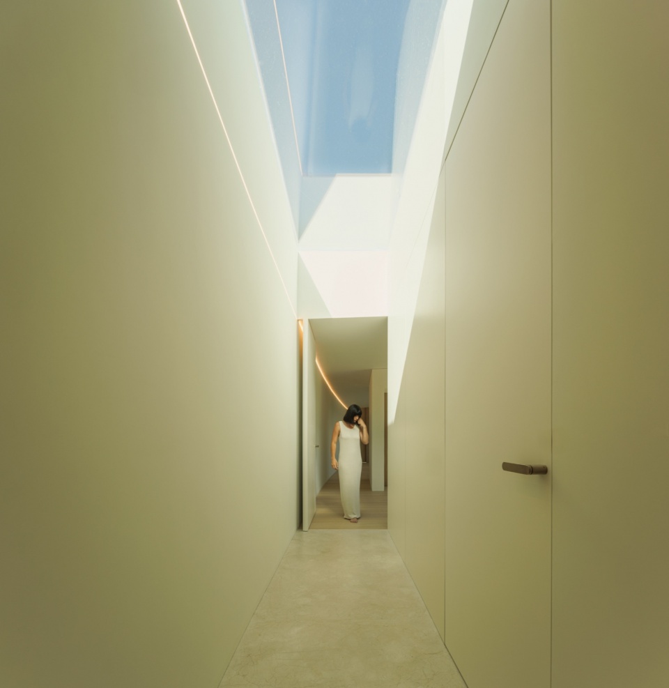 VILLA LAGO LA MORALEJA by FRAN SILVESTRE ARQUITECTOS