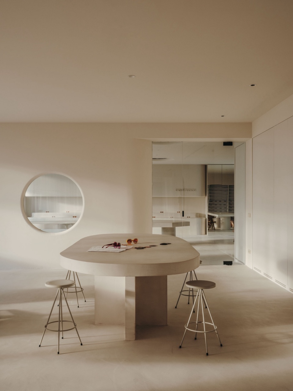 GIGI STUDIOS HQ by Isern Serra