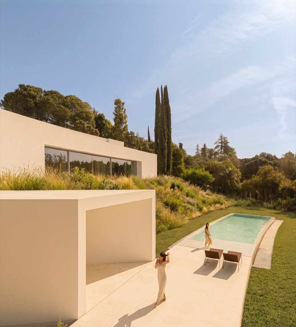 VILLA LAGO LA MORALEJA by FRAN SILVESTRE ARQUITECTOS