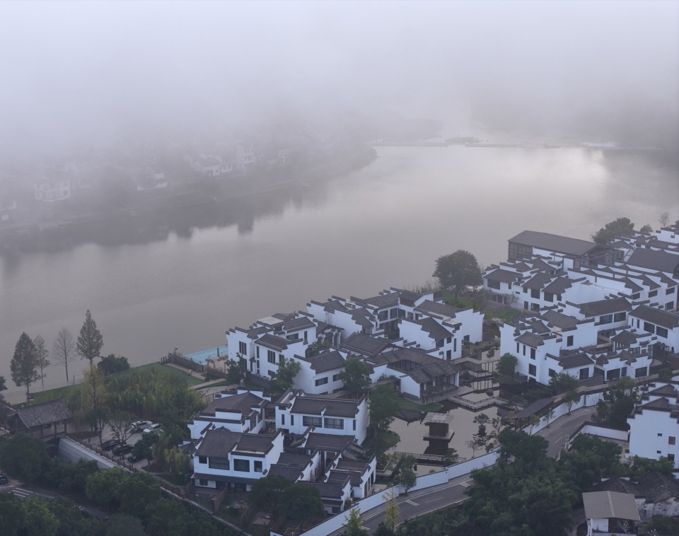 HUANGSHAN MISTYRAIN RESORT HOTEL by SEEKING IN THE DREAM RESTING BY THE WATER