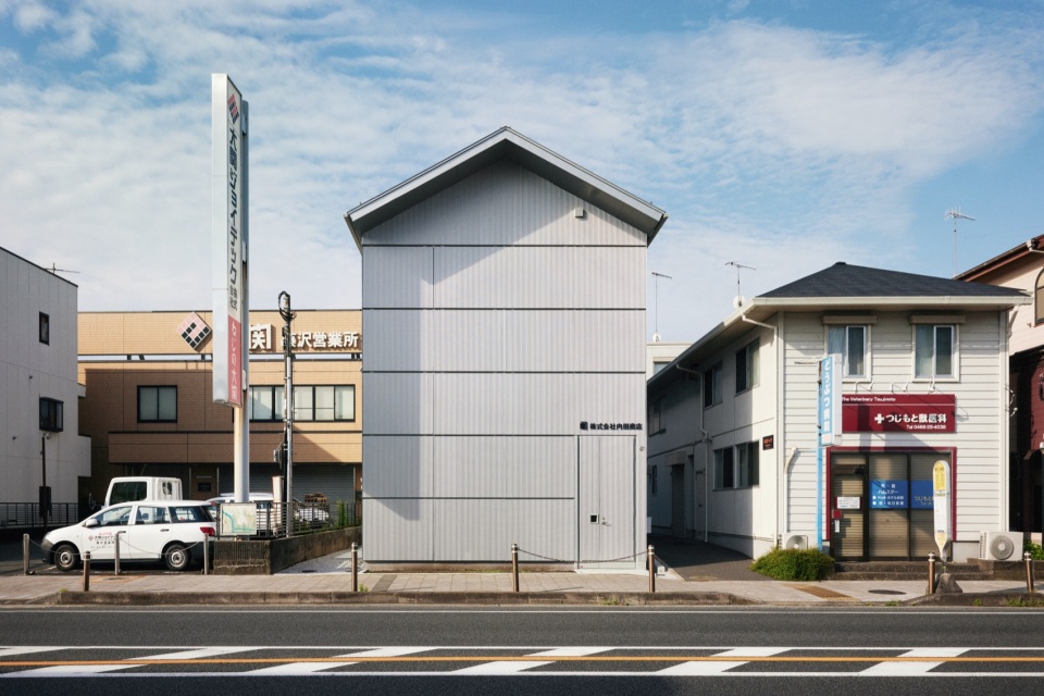 Uchida Shoten New Head Office by Schemata Architects