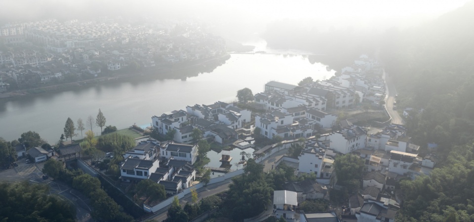 HUANGSHAN MISTYRAIN RESORT HOTEL by SEEKING IN THE DREAM RESTING BY THE WATER