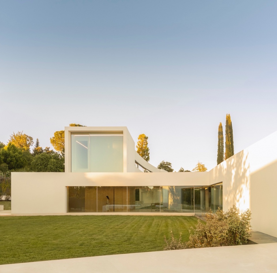 VILLA LAGO LA MORALEJA by FRAN SILVESTRE ARQUITECTOS