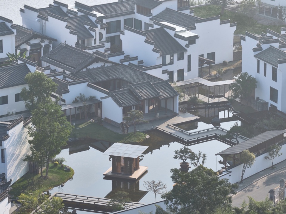HUANGSHAN MISTYRAIN RESORT HOTEL by SEEKING IN THE DREAM RESTING BY THE WATER